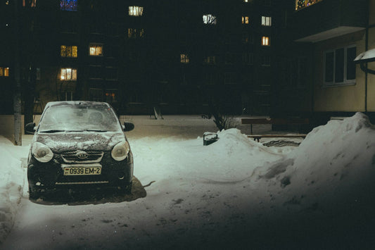 雪の中に停められた車